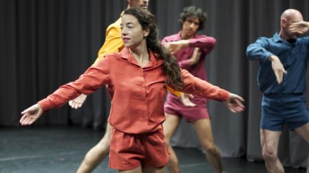 Mendioroz interpreta la pieza ‘Danza permanente’ con la compañía DD Dorvillier, en la sala The Kitchen de Nueva York, en 2012.