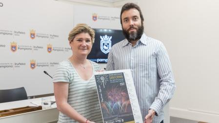 Mikel Pagola muestra el cartel del concuros de fuegos artificiales de San Fermín
