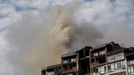 Edificio residencial en Kiev bombardeado este domingo por Rusia