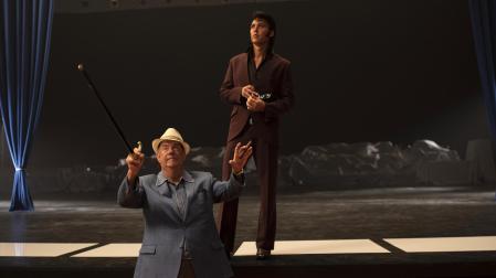 Fotograma cedido por Warner Bros donde aparece el actor Tom Hanks como el coronel Tom Parker y Austin Butler como Elvis