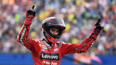 Bagnaia celebra el triunfo en el circuito de Assen