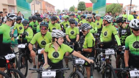 Varios miembros del Club Ciclista Arguedano esperan en la línea de salida de la villa ribera al inicio de la 23 Extreme Bardenas celebrada ayer sobre un recorrido de casi 100 km