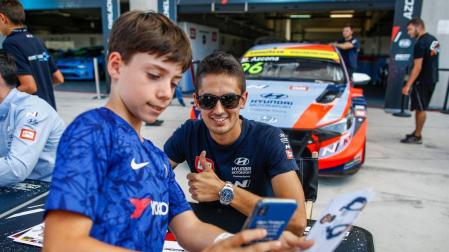 Mikel Azcona se saca una fotografía con un fan, en MotorLand Aragón