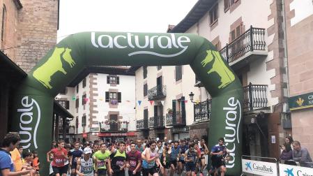 Momento de la salida de la carrera absoluta en las calles de Santesteban
