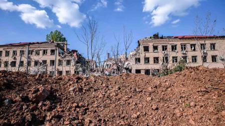Una vista de un edificio destruido en la ciudad de Soledar