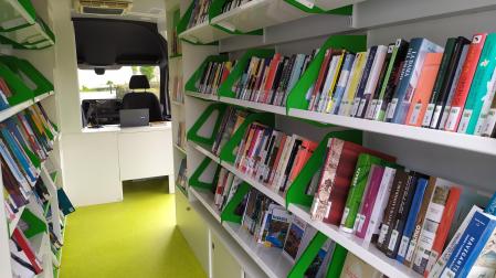 Interior del bibliobús de TIerra Estella