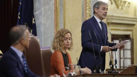 Tomás Caballero Martínez, presidente de la Fundación Víctimas del Terrorismo, en presencia de los presidentes del Congreso, Meritxell Batet (c) y del Senado, Ander Gil (i), este lunes en el Congreso