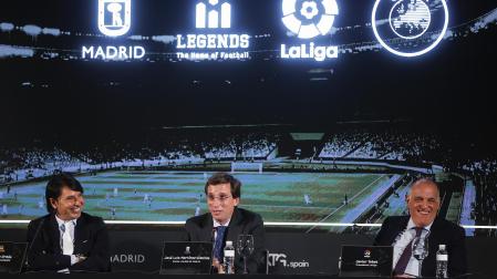 De izda. a dcha., Marcelo Ordás, José Luis Martínez-Almeida y Javier Tebas durante la presentación en Madrid del 'Legends'