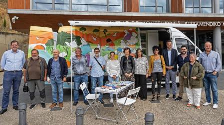 Representantes institucionales y locales frente a la furgoneta preparada como biblioteca móvil que recorrerá Tierra Estella