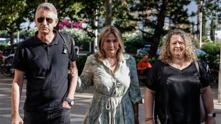 Marisol Burón Flores (c) a su llegada para declarar en el juicio contra el acusado del asesinato de su hija, Marta Calvo