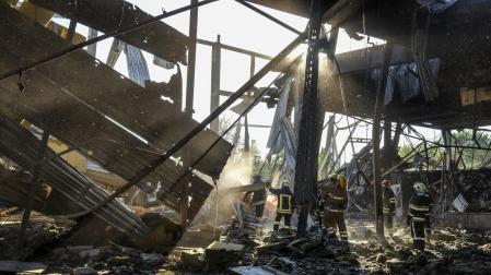 Bomberos trabajando en el lugar del atentado