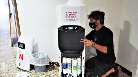 Un operario procede a la instalación de una de las nuevas fuentes de agua en el interior del Hospital Reina Sofía de Tudela