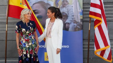 La reina Letizia (dcha.) y la primera dama de Estados Unidos, Jill Biden posan antes de visitar este martes el centro de acogida de refugiados ucranianos en Pozuelo de Alarcón