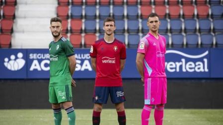 Roberto Torres, Oier Sanjurjo y Unai García, con las camisetas de la temporada pasada