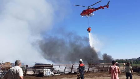 SOFOCADOS OTROS CUATRO INCENDIOS. Los bomberos de Navarra tuvieron que intervenir ayer en cuatro incendios declarados en un campo de cereal de Muruzábal, una finca de rastrojo de Carcastillo y una zona de Artazu ya afectada la semana pasada. También, en una pajera de Larraga, en la imagen