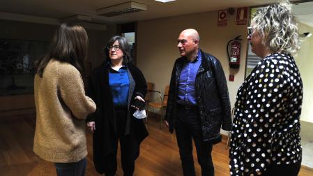 Los tres ediles socialistas charlan con la portavoz de NA+, Amaya Orduña, en un pleno anterior
