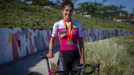 La ciclista navarra Idoia Eraso, con las dos medallas de oro, en la Senda de las Pioneras