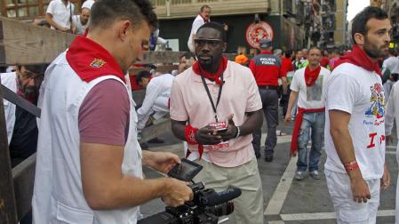 Dos periodistas comparten datos durante uno de los encierros de San Fermín