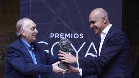 Fernando Méndez-Leite hace entrega de la estatuilla al alcalde de Sevilla, Antonio Muñoz, durante la presentación de la 37 edición de los Premios Goya