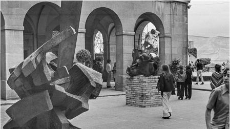 Una escultura de Ramón Carrera (en primer plano), junto a una pieza de Vicente Larrea y parte de la instalación de Xabier Morrás (al fondo).