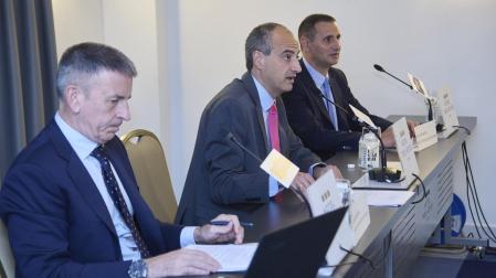 Javier Cortajarena, director Territorial de Laboral Kutxa, Ibon Urgoiti, director de Desarrollo de Negocio de Laboral Kutxa y Joseba Madariaga, director del Departamento de Estudios de Laboral Kutxa
