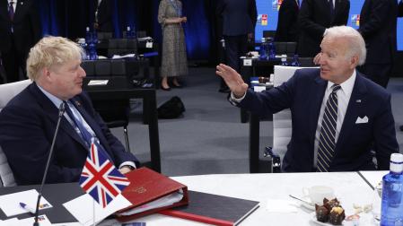 El presidente de los Estados Unidos, Joe Biden (d), y el primer ministro del Reino Unido, Boris Johnson (i), en la segunda jornada de la cumbre de la OTAN