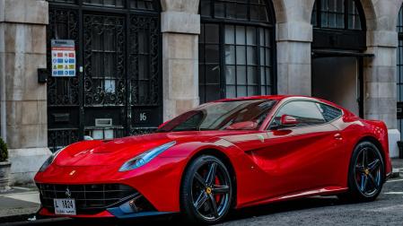 Un Ferrari, aparcado en la calle