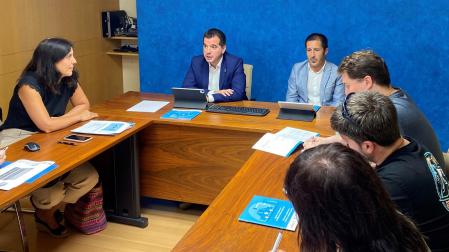 En el centro, Mikel Irujo, consejero de Desarrollo Económico y Empresarial, y Juan Carlos Castillo, presidente de la FNMC, durante su reunión con los grupos de acción local