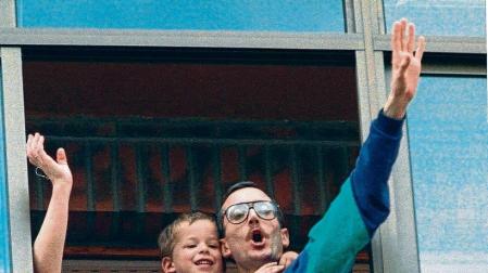 José Antonio Ortega Lara saluda con su hijo en brazos desde su domicilio tras ser liberado