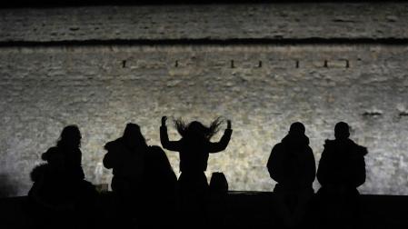 Muchos adolescentes saldrán por primera vez en San Fermín este año, tras dos suspendidos por la pandemia. Los expertos recomiendan a las familias que dialoguen con ellos  y establezcan límites
