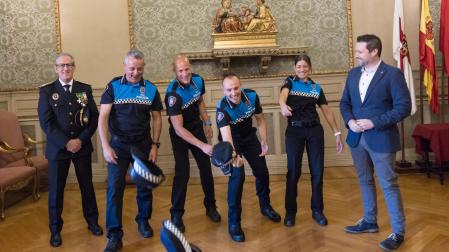 A: BLANCA ALDANONDO
F: 01/07/2022
P: DE IZDA. A DCHA.; JUAN CRUZ RUIZ GOMARA (JEFE POLICIA), GUSTAVO GIL PEREZ-NIEVAS, FERNANDO DELGADO GARCIA, JOSE BLAS JIMENEZ CASAMIAN, SARA ACARRETA MONEO Y ALEJANDRO TOQUERO GIL (ALCALDE)
L: TUDELA
T: TOMA DE POSESION DE CUATRO NUEVOS AGENTES DE LA POLICIA MUNICPAL
