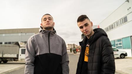 Unai Cantero Górriz (Kuñi) y Rubén Lapuente Núñez (Erel) en el videoclip de su tema “Largo Alcance”