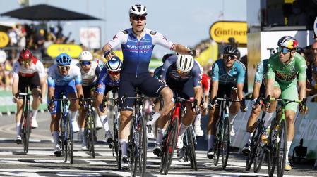 Fabio Jakobsen celebra la victoria en la meta tras la segunda etapa del Tour de Francia 2022