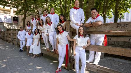 El equipo de Navarra Televisión en el vallado de la Plaza de Toros.
