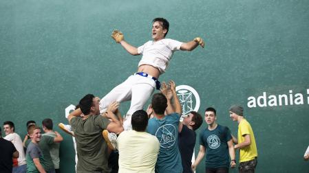 El baztanés Oier Ariztegi fue lanzado por los aires por sus seguidores y amigos después de conseguir el tanto de la victoria para su equipo
