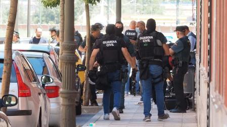 Agentes, en las inmediaciones de la vivienda donde se atrincheró el hombre en Santovenia de Pisuerga