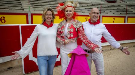 La modelo Aleksandra Naydenova, con el peinado presanferminero, flanqueada por Txemi Alonso y su mujer, Yolanda Calavia.