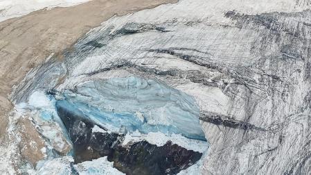 Imagen del boquete que se ha abierto en el glaciar tras el derrumbe