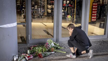 Flores depositadas a la entrada del centro comercial donde tuvo lugar el tiroteo