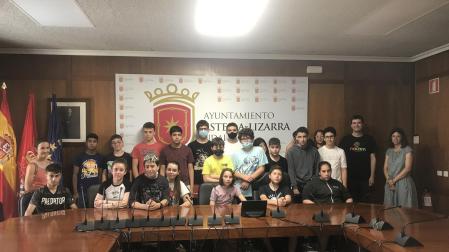 Parte del alumnado encargado del trabajo el día que acudió al ayuntamiento a entregar el dossier con la información recabada