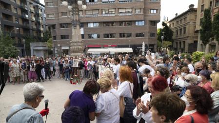 Un momento del acto de recuerdo a Nagore Lafagge en la plaza del Vínculo de Pamplona