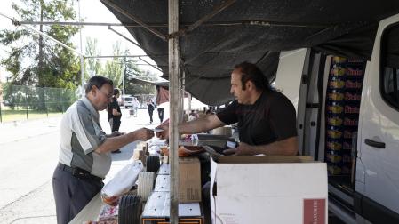 Compraventa en uno de los puestos del mercadillo de Landaben, este lunes