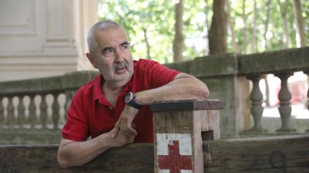 El médico de urgencias Kiko Betelu Corcuera se apoya en el tablado colocado en el callejón, su puesto durante 14 años