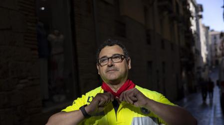Peio Jiménez Díaz se anuda el pañuelo al cuello sobre su uniforme de la DYA en la bajada de Javier, desde donde atiende el encierro