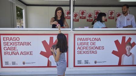 Punto de información para sensibilizar y prevenir agresiones sexistas en la Plaza del Castillo