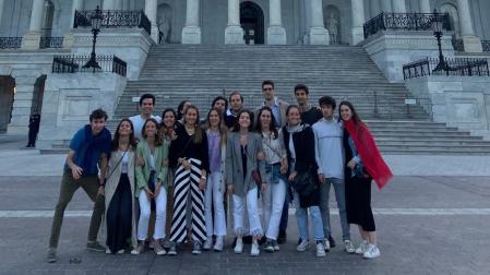 Alumnos de Governance de la Facultad de Económicas, frente al edificio del Capitolio, durante su estancia en Washington