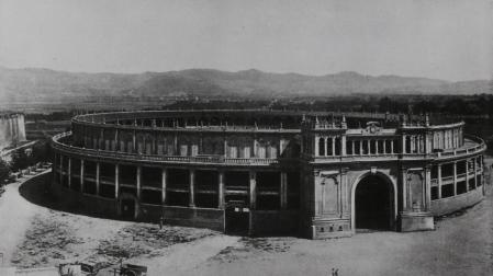 La plaza de toros de Pamplona en 1922 pocas semanas antes de su inauguración, con su puerta principal concebida como un arco del triunfo