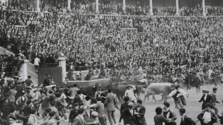 Los toros entran en la plaza en un encierro del año de su inauguración, en 1922. La ropa blanca no llegaría hasta los años 30 y la peña La Veleta