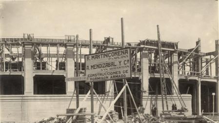 Las obras de encofrado de la Plaza de Toros, que llevaron a cabo las empresas de Justo y Rufino Martinicorena, junto al ingeniero donostiarra Antonio Mendizábal.