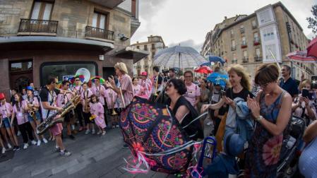 La Iruña Brass Band, durante su actuación por las calles de Vitoria en el festival de julio de 2019